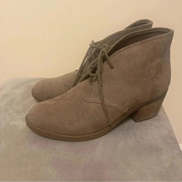 Carlos Santana Shoes - CARLOS SANTANA GRAHAM LACE UP FAUX SUEDE TAUPE BOOTIES SIZE 8M